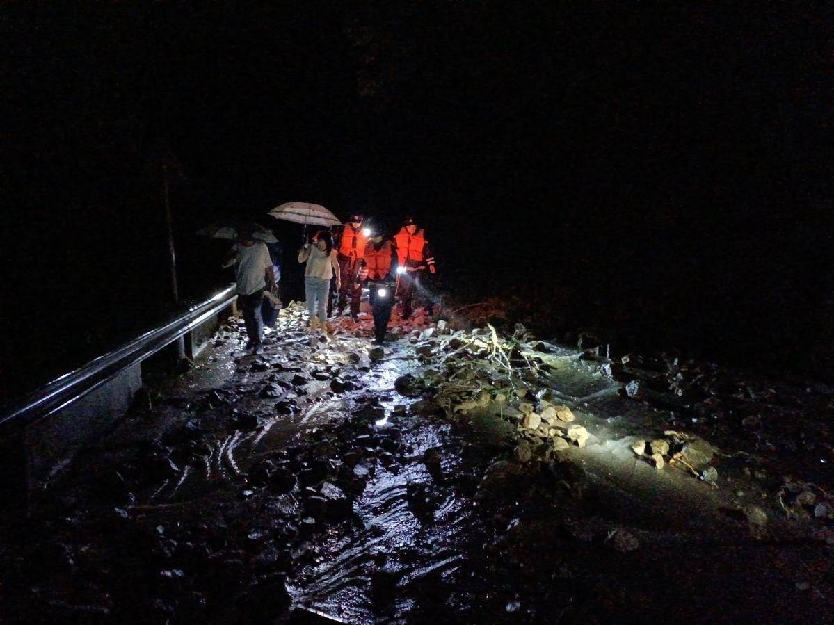 突发山体滑坡数名群众被困章水派出所会同多方紧急救援