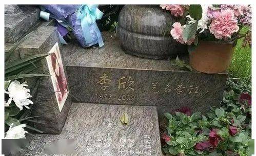 在李钰的葬礼上,身穿黑色西装的汪雨忍不住热泪盈眶,心爱的女人离开了