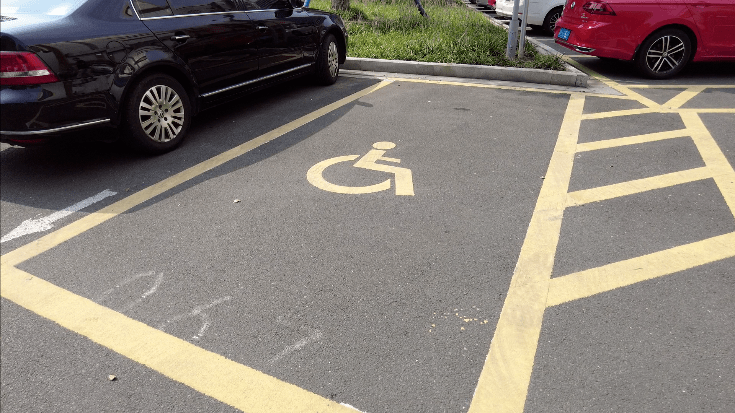无障碍停车位标准图片