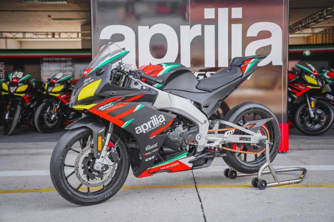 家族最新成员gpr250r在继承强大赛道基因的同时,改用家族最新设计语言