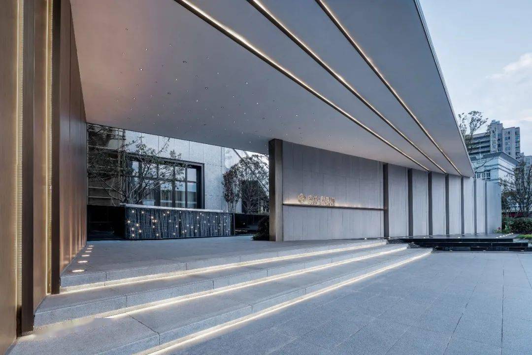 顺势而上形成门廊,自然地搭接在景墙上,层层递退的片墙和内凹的入口