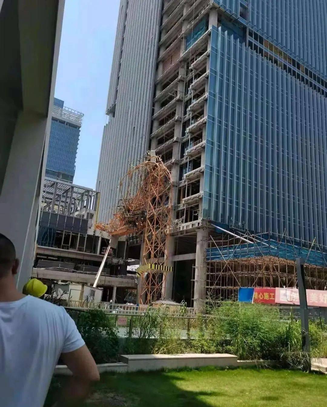 突发厦门50层在建工地发生塔吊倒塌事故视频中有坠落