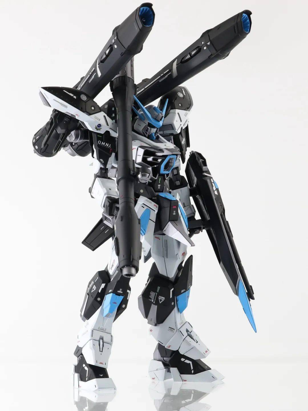 fm灾厄高达蓝白黑改色涂装