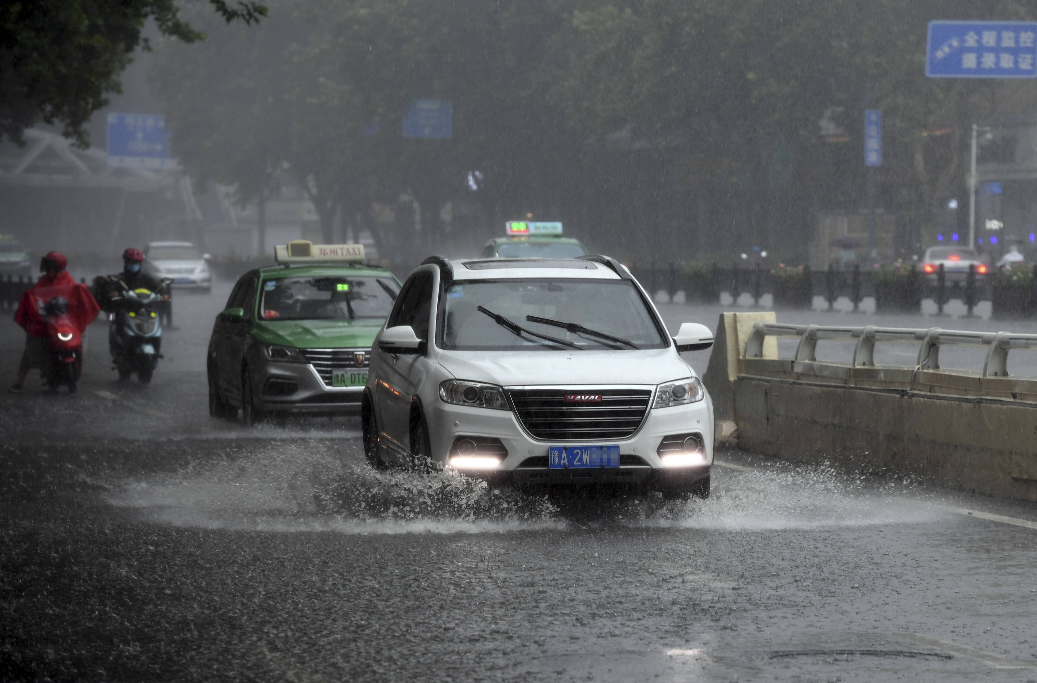 郑州发布暴雨红色预警