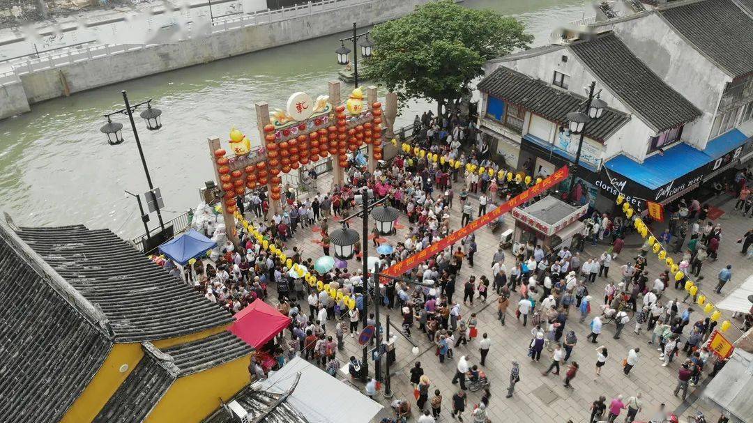 文化,商文互动等元素,逐渐形成"轧在南浩街,购在新石路,吃在老街坊,游