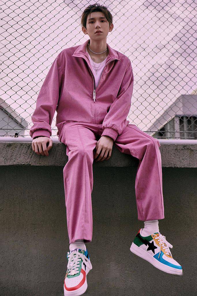卫衣|王源GCDS烟粉色运动套装Bape板鞋 运动活力