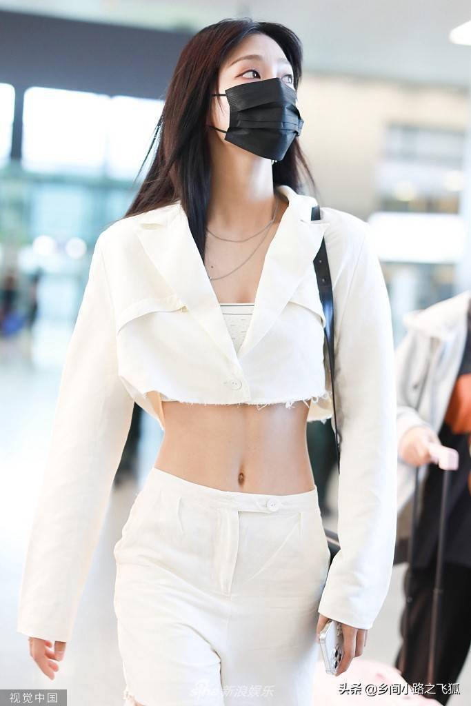 曾可妮白色look秀长腿美又飒 超短露脐装晒优越马甲线