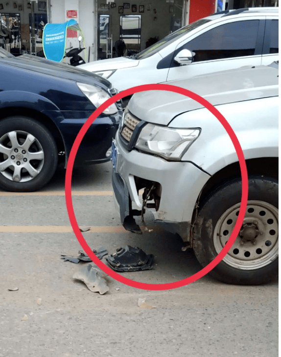 乐平市接渡镇袁家亭发生一起交通事故双方车辆零件散落一地