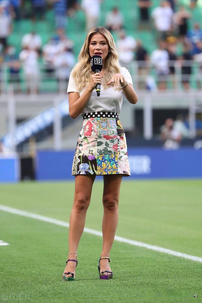 意甲美女主播迪莱塔莱奥塔场边报道空闲之余小秀球技