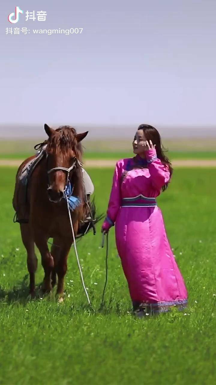 草原女孩放牧图片图片