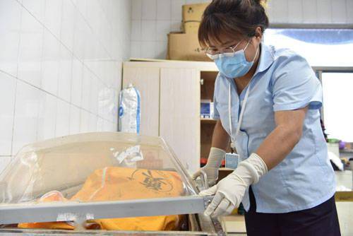 28岁的张校,是济南市章丘殡仪馆的一名女性入殓师,"科班出身"的她