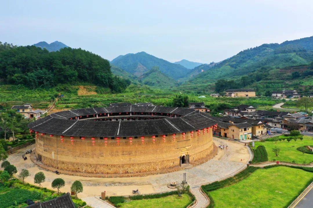 end漳州文旅新媒体矩阵end来源:华安土楼景区扫码关注我们投稿邮箱