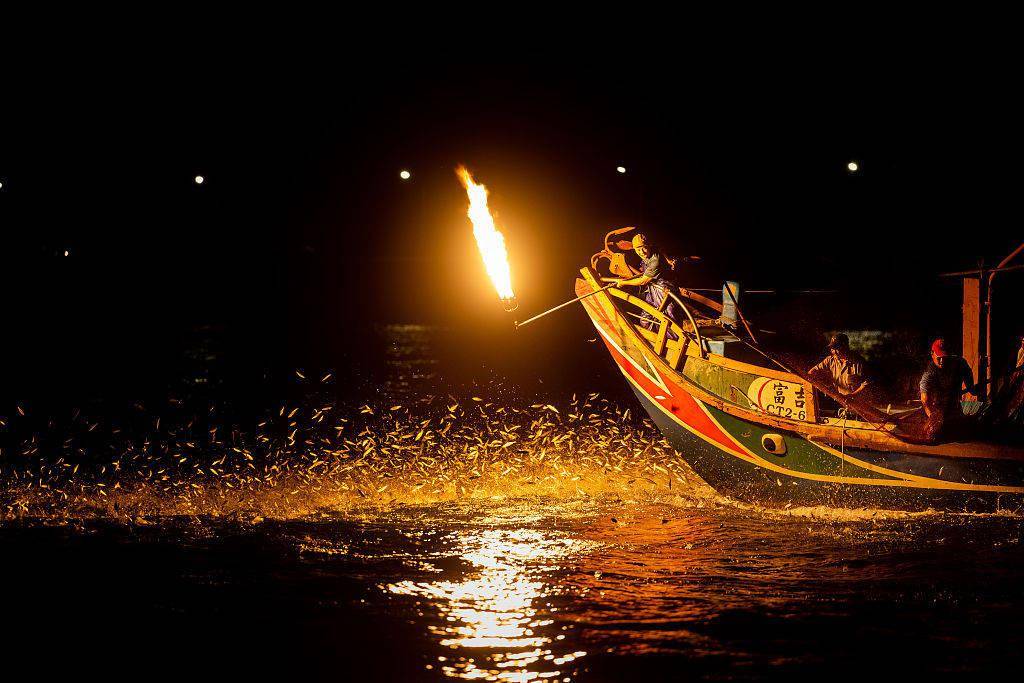 探访台湾传统硫磺火捕鱼水上火光吸引鱼儿入网