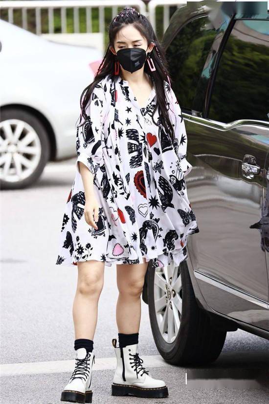 烛光|谢娜二胎后复工录《快本》 好友赵丽颖前来助阵