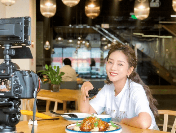 brtv《京城美食地图》主持人莀莀:看似乐享美食,实则一路"哭吃"