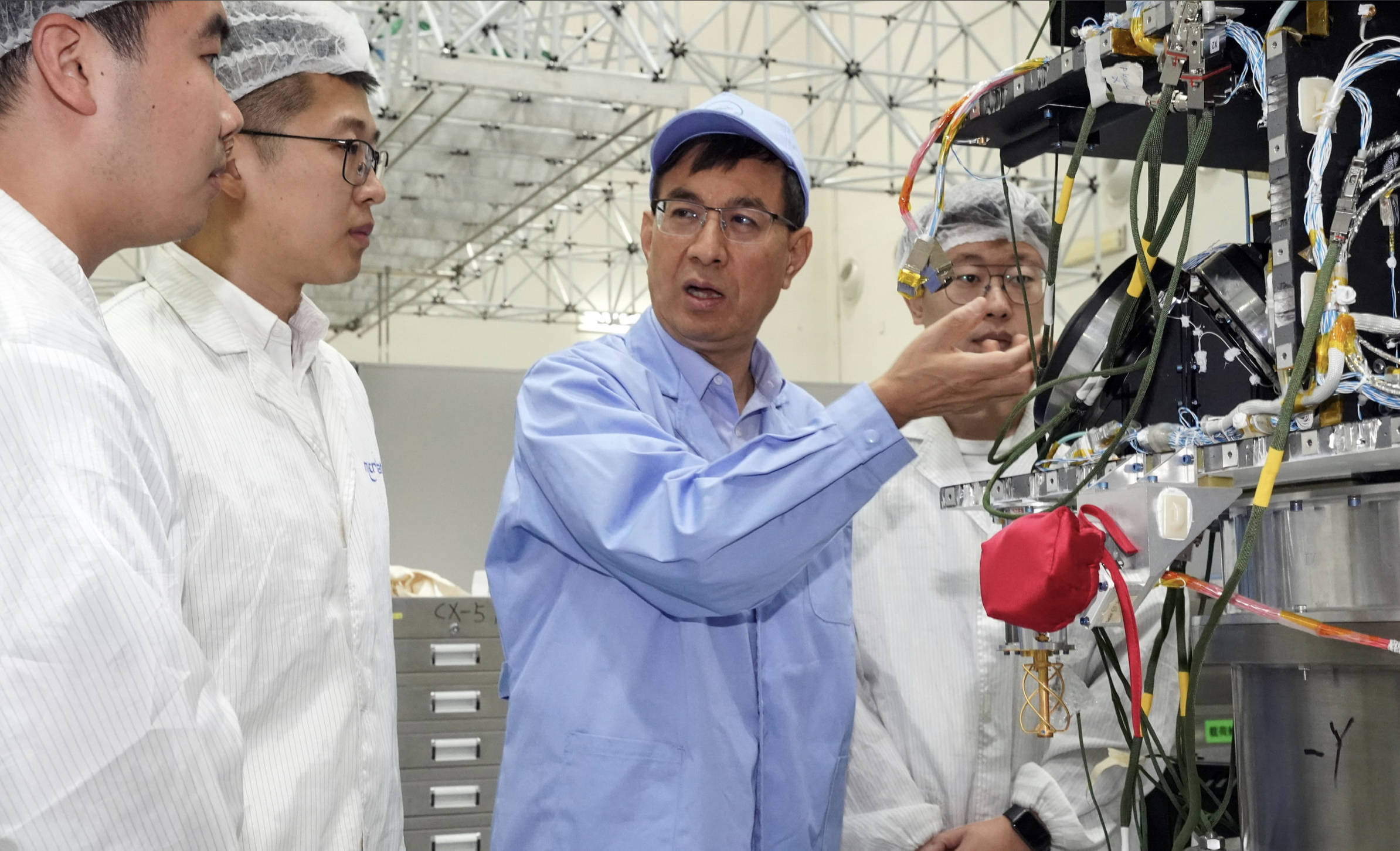 从神舟七号伴星到"悟空号"卫星,背后有一位"造星大师"_朱振才