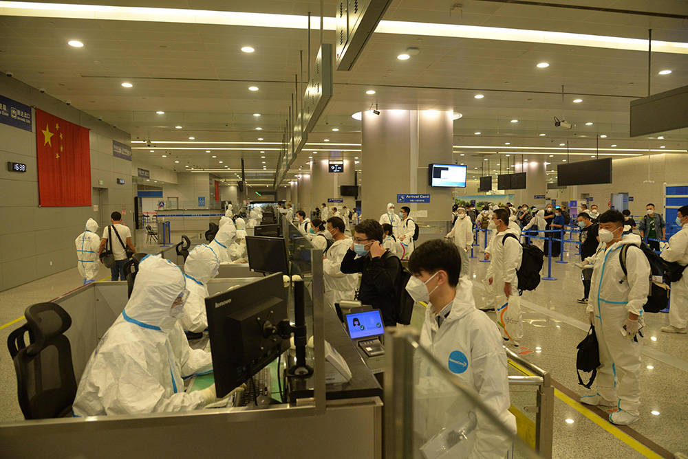 疫情以来,上海机场边检确保近七百万人次出入境旅客安全通关