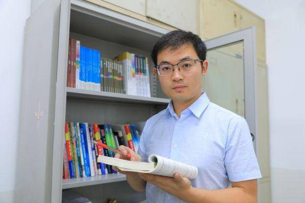 "从教7年来,武钢三中年轻数学竞赛教练邓晓始终是这样激励学生,也这样