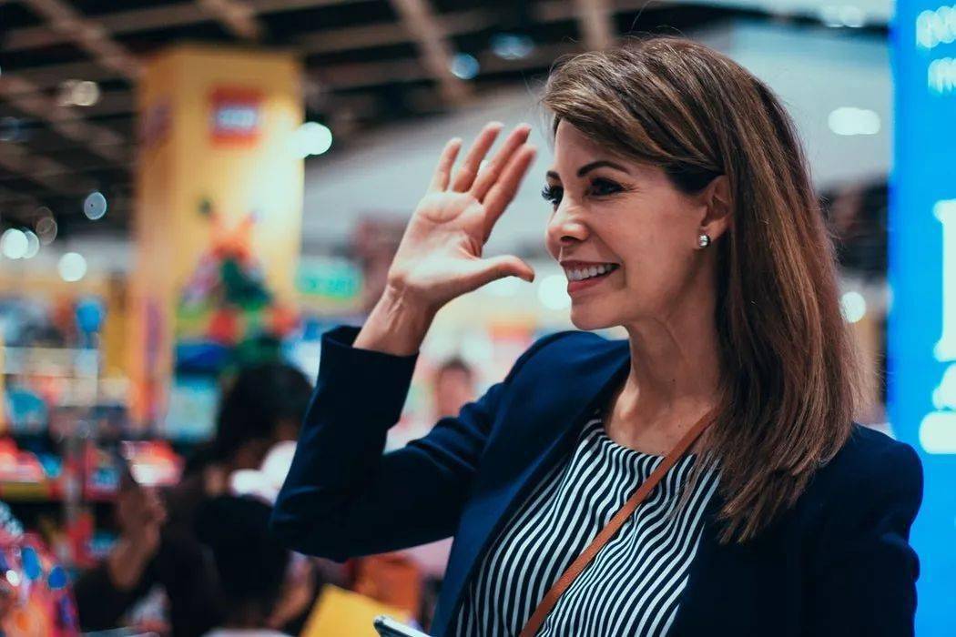 还在用 "bonjour" 搭讪法国人?n种 "打招呼" 法语表达学起来!