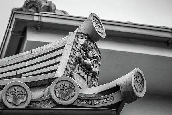 脊兽则由瓦制成,其中正脊上安放吻兽或望兽,垂脊上安放垂兽,戗脊