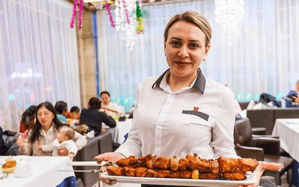 俄罗斯服务员挣得多 月薪高达10万卢布