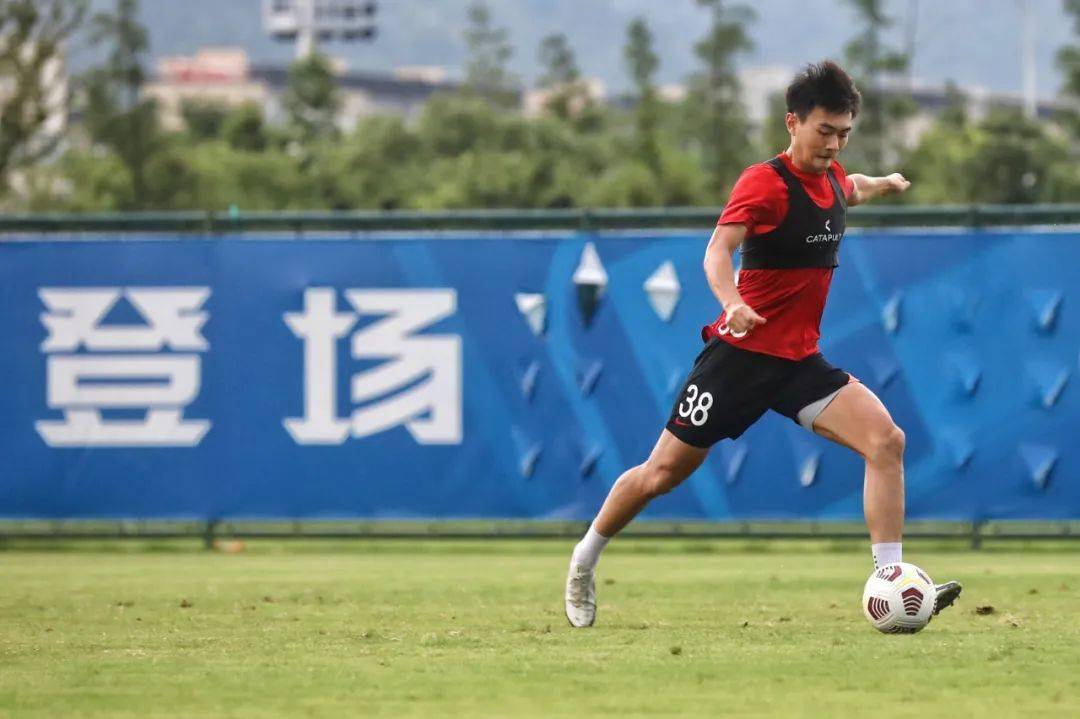 张威球像人一样帅