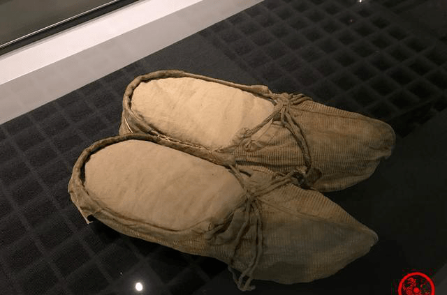 南宋罗鞋宋代由于女子缠足之风盛行,因此其袜子与鞋子一样,被做成尖头