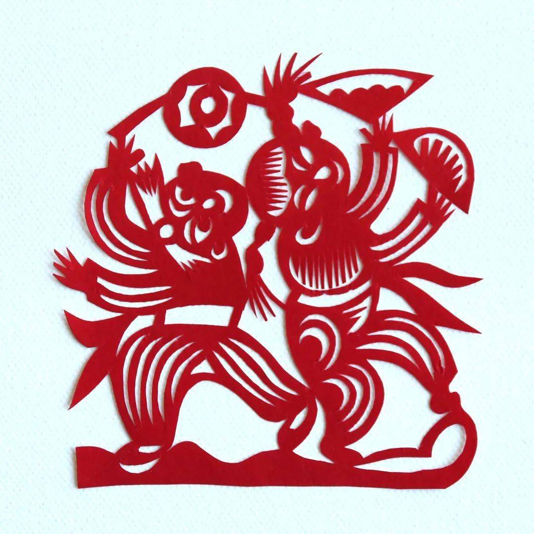 两个巧女子半生剪纸情