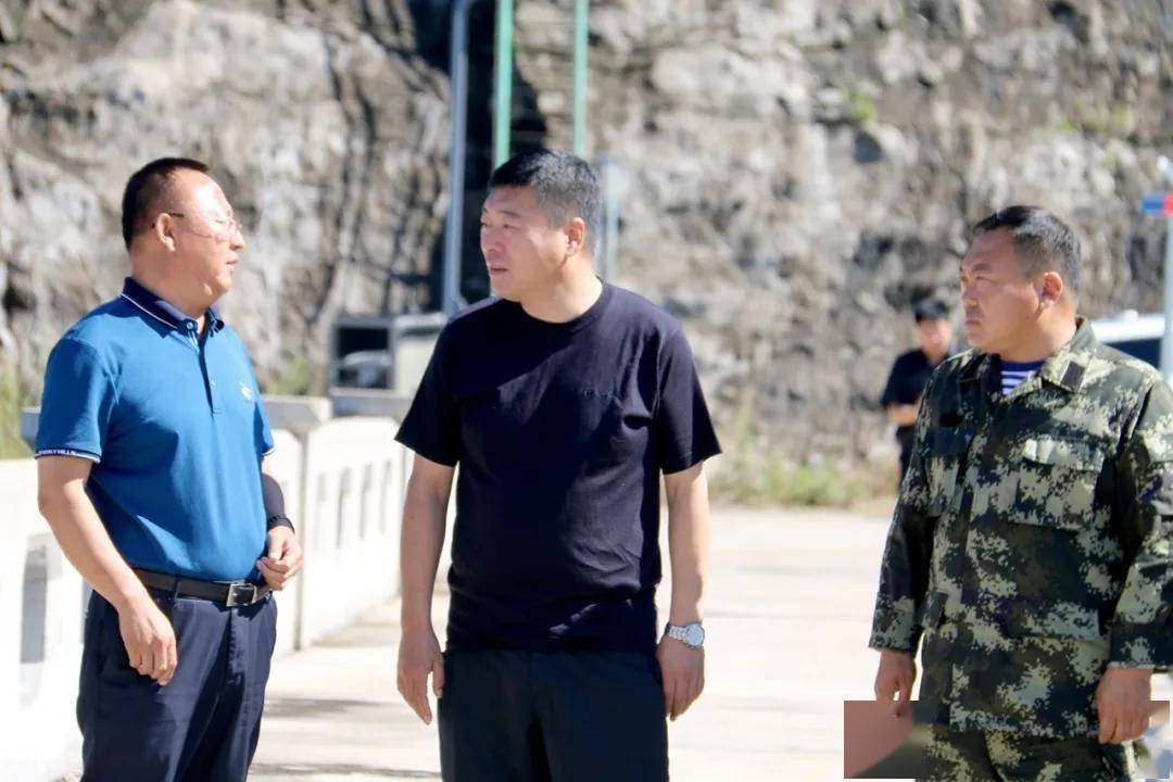 每到一处,刘淼群都问情况,听介绍,看部署,详细了解