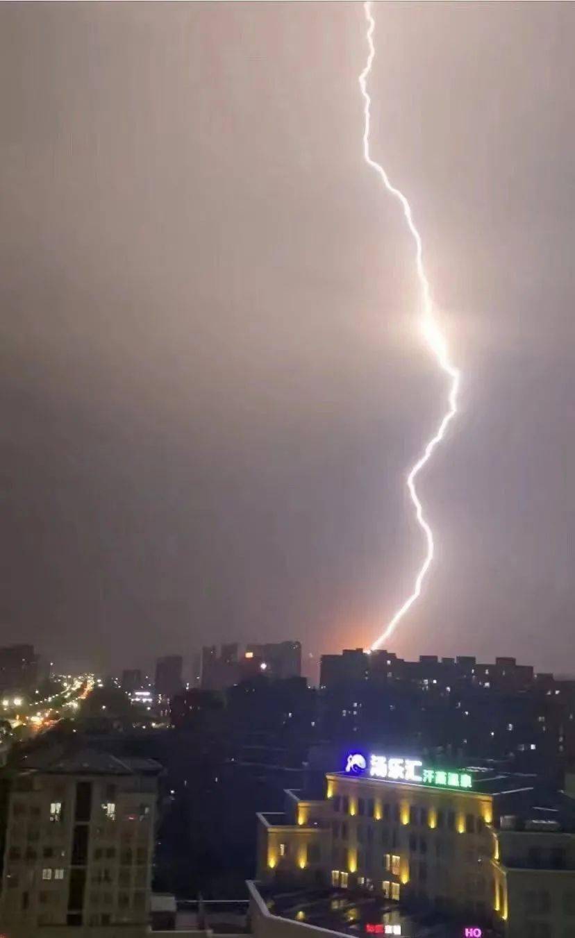 风雨交加,电闪雷鸣晚上大风橙色预警雷电黄色预警暴雨橙色预警海盐