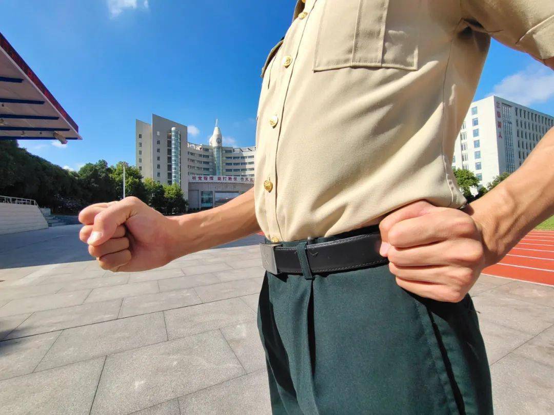 要求:一快,一跃,一平,一合,两不露"一快":两手握拳提到腰际要快"一跃"
