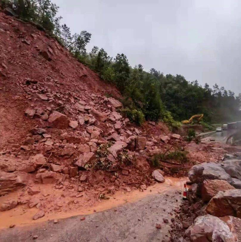 镇沅至普洱：连续降雨山体塌方致道路再次中断！文团公路目前禁止通行…… 车辆