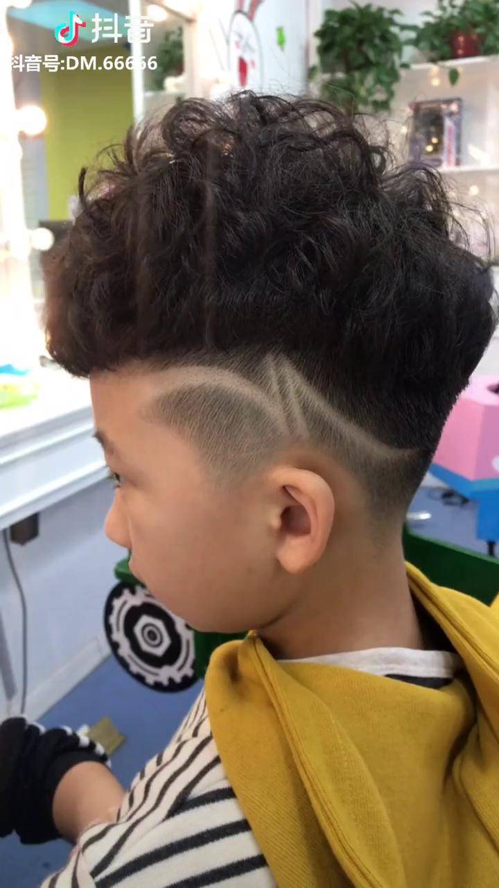 小卷卷于雕刻的碰撞爆赞的好看儿童发型设计