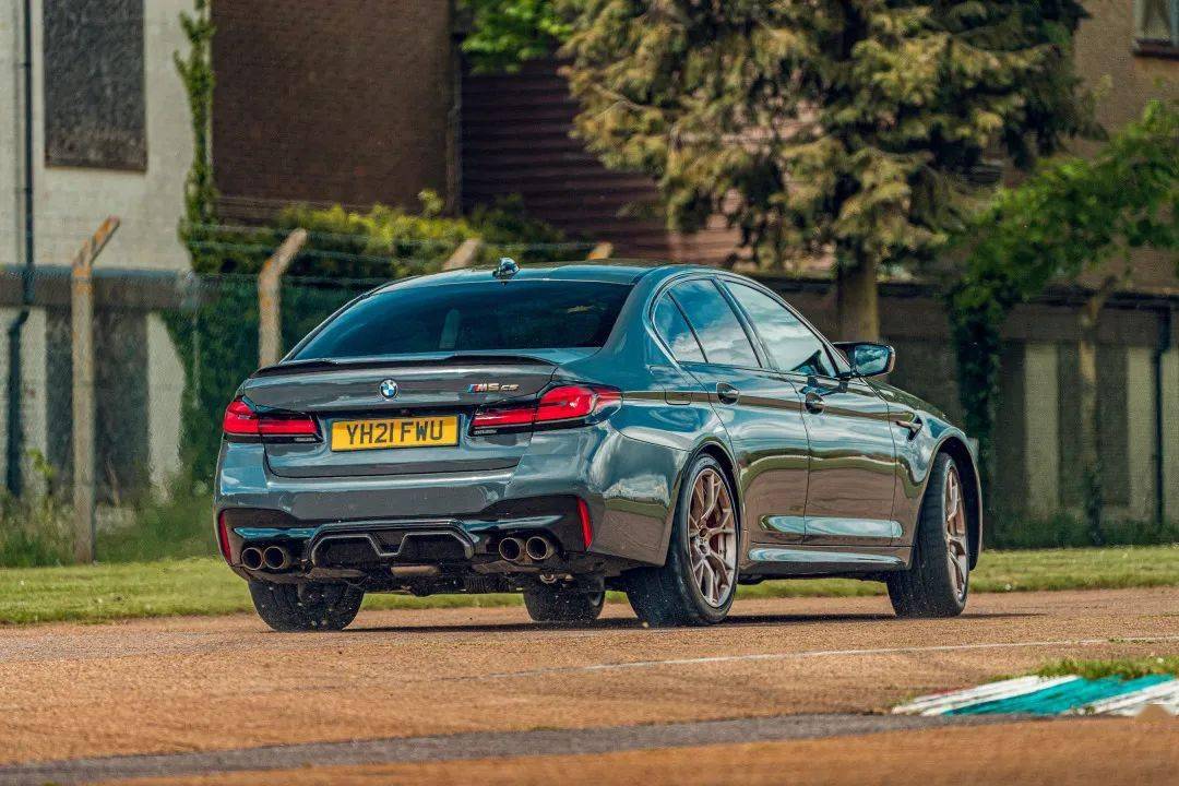 奥迪rsetrongt遇上宝马m5cs哪个才是驾驶者的选择carreviews