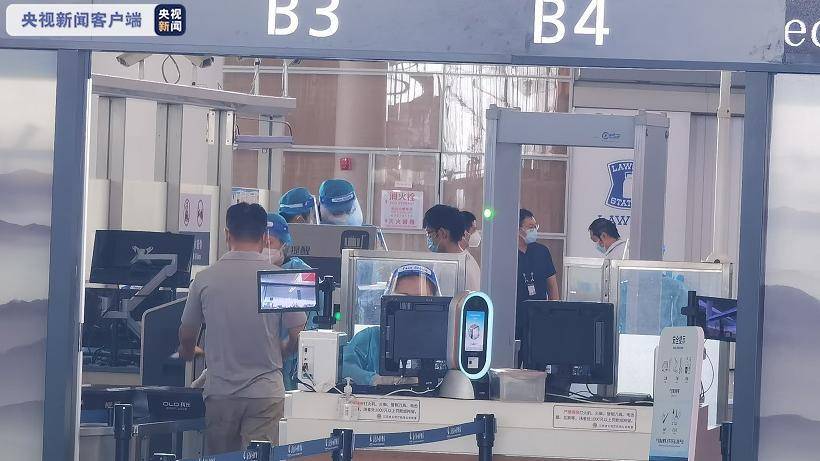 疫情后南京禄口机场首个恢复运行的客运航班开始登机