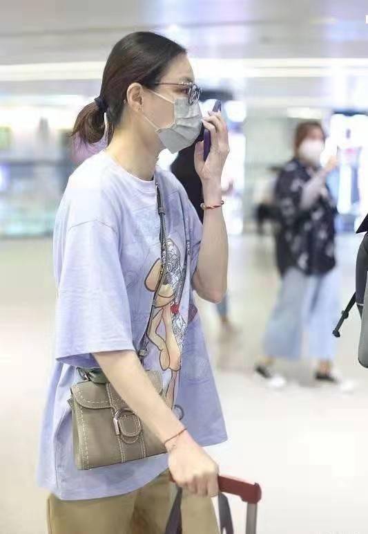 小腹|吴敏霞怀二胎后现身机场，衣着宽松小腹微隆，丈夫推行李好宠爱