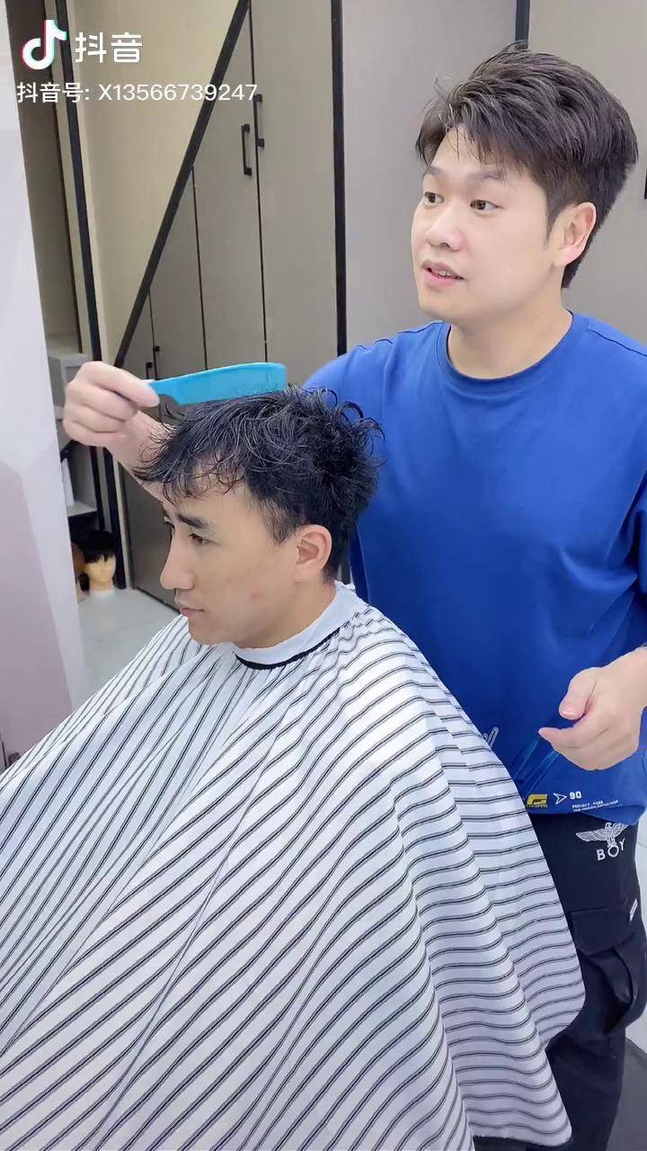 自然卷沙发发质特别毛躁额头还偏高这样的情况发型可选择性不多锡纸烫