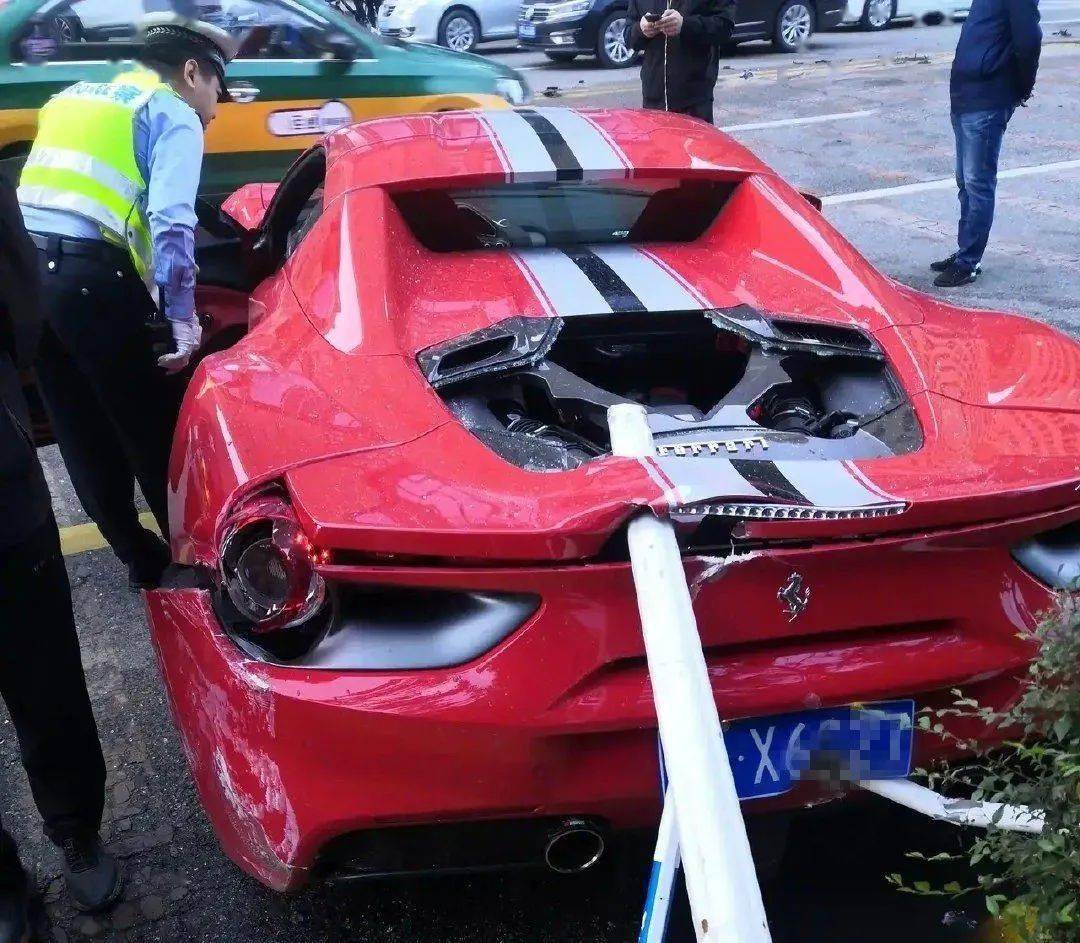事故!呼和浩特街头一辆法拉利跑车失控撞上护栏