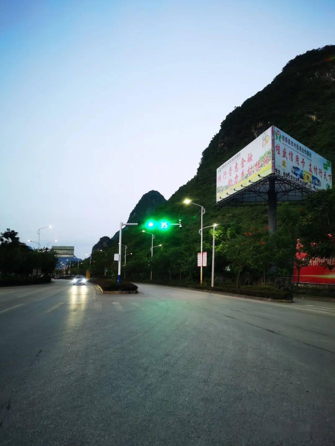 212国道高速路德保东出口路口