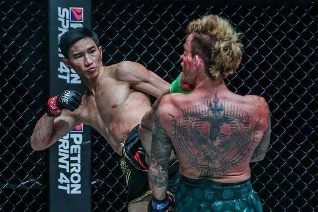 一龙克星西提猜决战泰拳新王达万猜