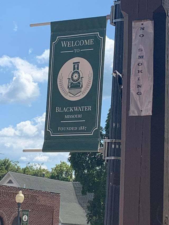 除此之外,游戏中的黑水镇还以美国达拉斯和休士顿作为灵感,比如黑水镇