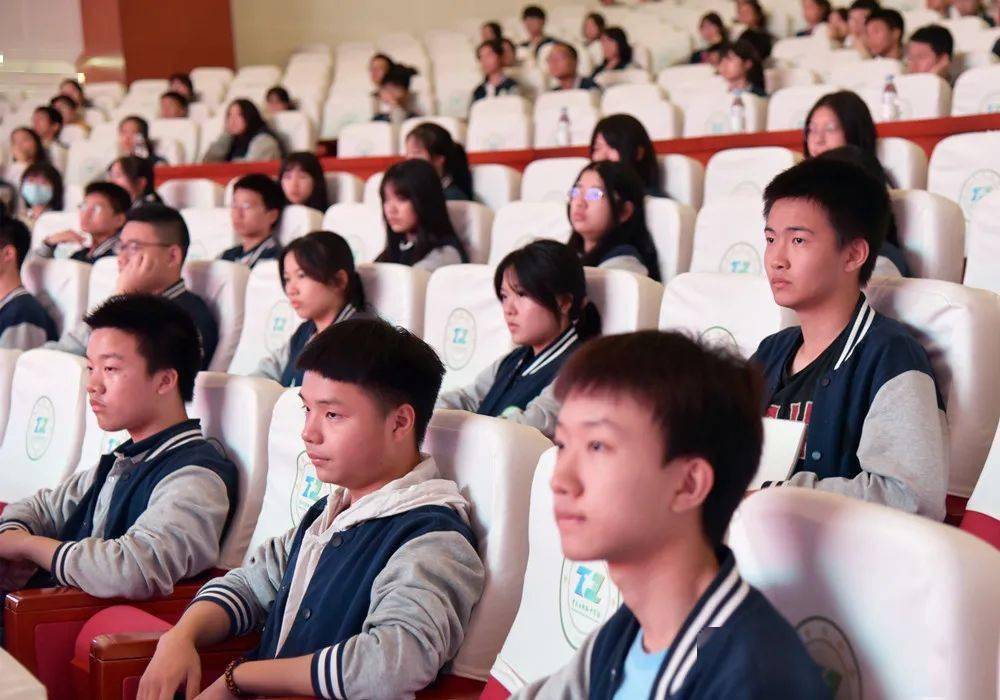 重庆巴南中学校服图片