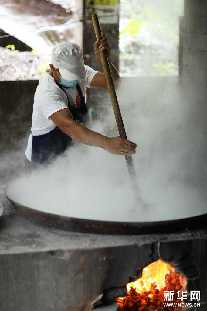 8月26日,在赤水市一家醋厂,工人在熬制用于酿醋的米稀饭.