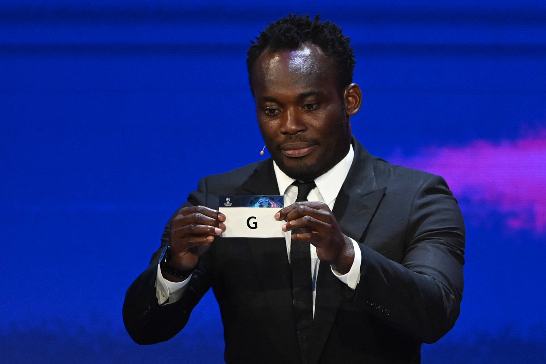 8月26日,加纳足球名宿迈克尔·埃辛抽出写有g组的纸条.