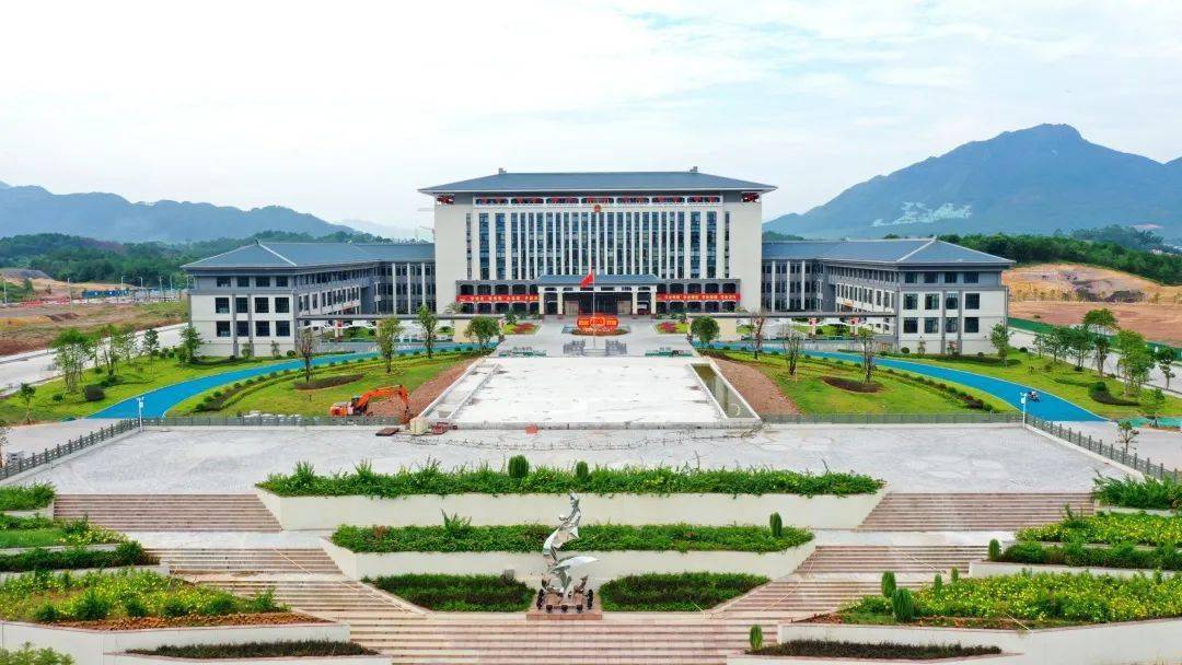 五年来,苍梧新县城面貌日新月异,城区路网不断完善,党政联合办公楼