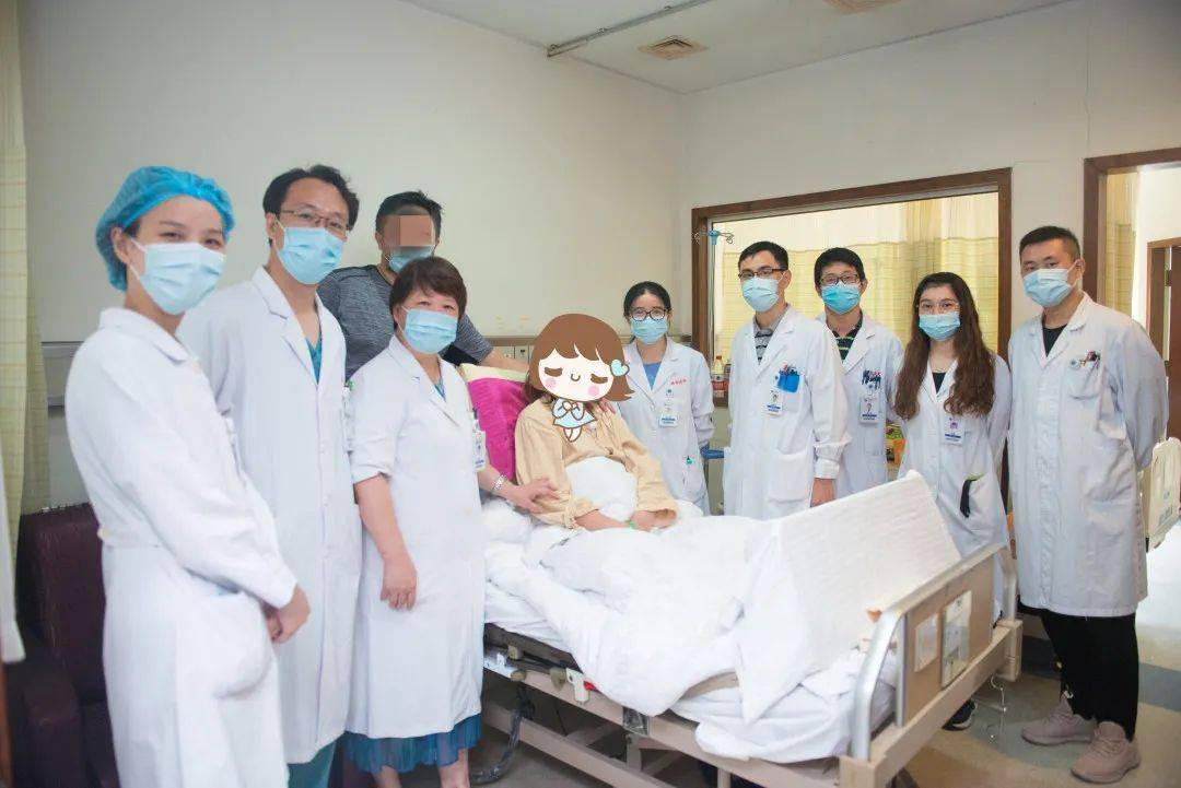 患者颈项强直明显,查多克(chaddock)征阳性,伴腹部和双下肢红色斑丘疹