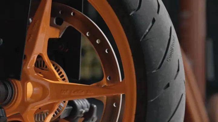 前制动系统仍为单碟配置,轮胎则采用马牌的contiroad.