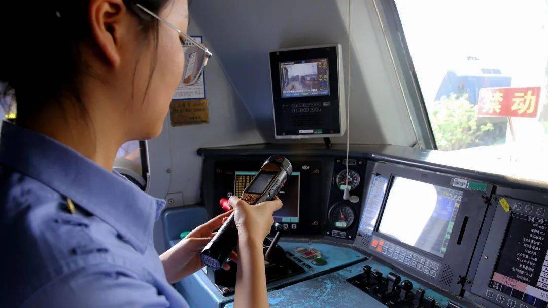 高温下的坚守江岸机务段确保暑运机车优质上线