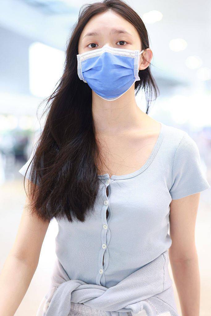 黑色|林允穿水洗蓝短袖T恤大象灰短裤 一双大长腿吸睛