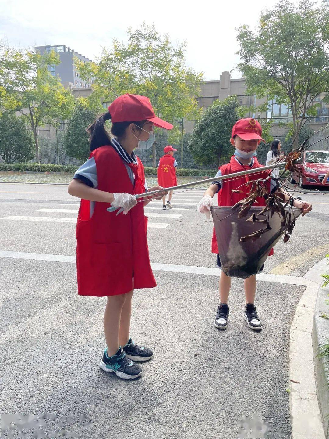 小小志愿者满满真善美记实小集团城南校区301中队在劳动中成长暑假